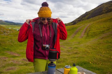 Genç kadın yapmak gıda içinde Izlanda gezi