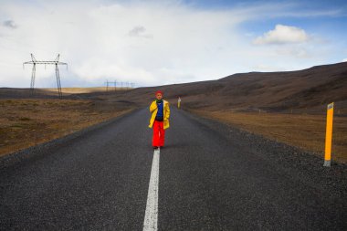 Mutlu turist kadın parlak giysiler ve sarı ceket, zevk