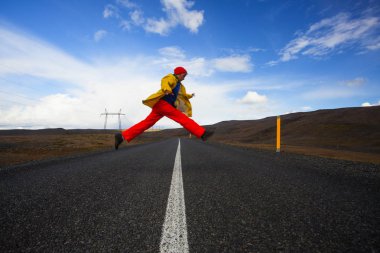 Mutlu turist kadın parlak giysiler ve sarı ceket, zevk