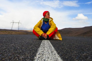 Mutlu turist kadın parlak giysiler ve sarı ceket, zevk