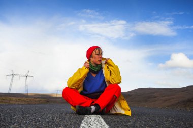 Mutlu turist kadın parlak giysiler ve sarı ceket, zevk