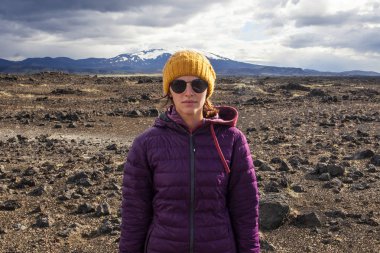 İzlanda seyahat mutlu turist kadının parlak ceket,