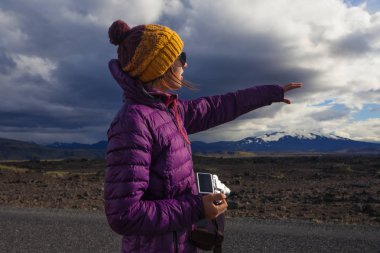 İzlanda seyahat mutlu turist kadının parlak ceket,