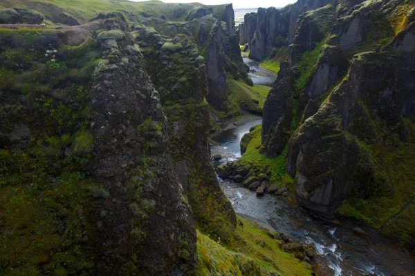 Increíble cañón de Fjadrargljufur en verano, Islandia —  Fotos de Stock