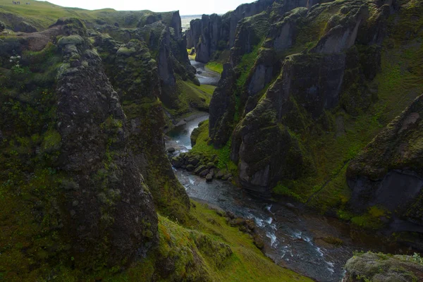 Erstaunliche Fjadrargljufur Schlucht im Sommer, Island — Stockfoto