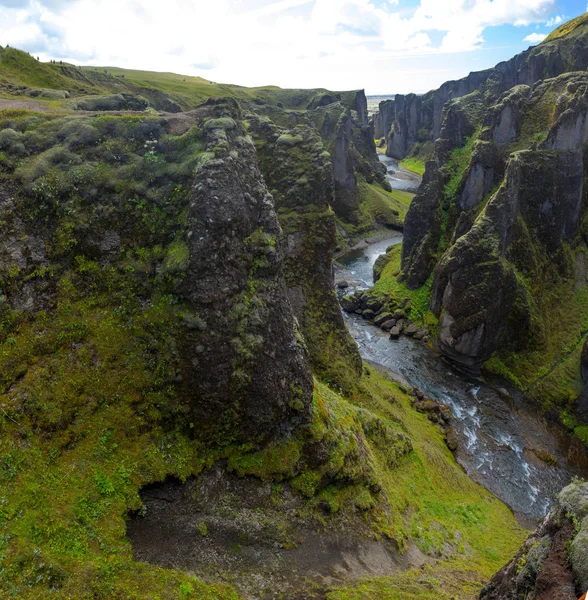 Niesamowity kanion Fjadrargljufur w lecie, Islandia — Zdjęcie stockowe