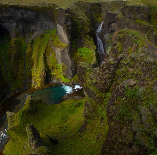 Niesamowity kanion Fjadrargljufur w lecie, Islandia — Zdjęcie stockowe