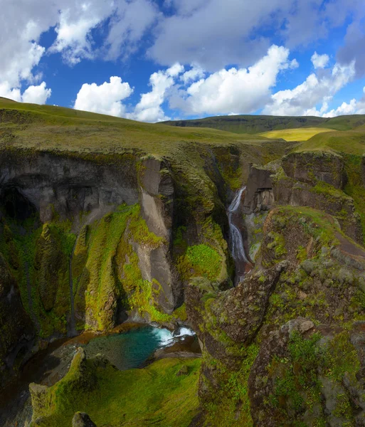 Csodálatos Fjadrargljufur canyon, nyáron, Izland — Stock Fotó