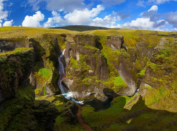 Csodálatos Fjadrargljufur canyon, nyáron, Izland — Stock Fotó