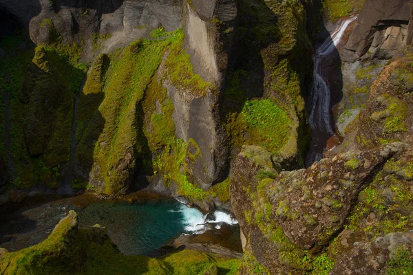 Amazing Fjadrargljufur Canyon in de zomer, IJsland — Stockfoto