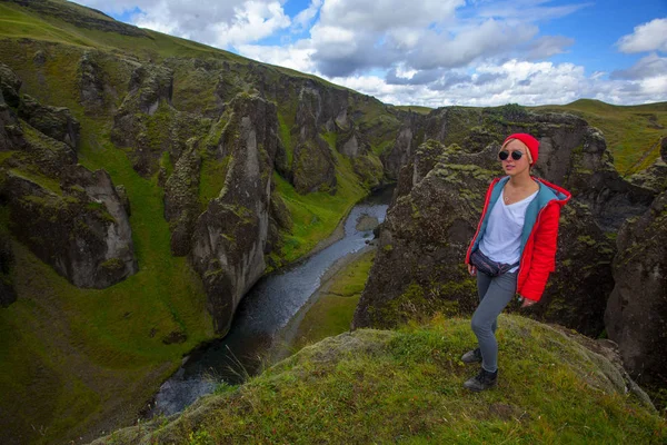 Increíble cañón de Fjadrargljufur en verano, Islandia — Foto de Stock