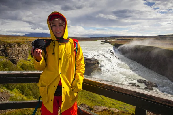 Mujer turista feliz en ropa brillante y abrigo amarillo, disfrutando — Foto de Stock