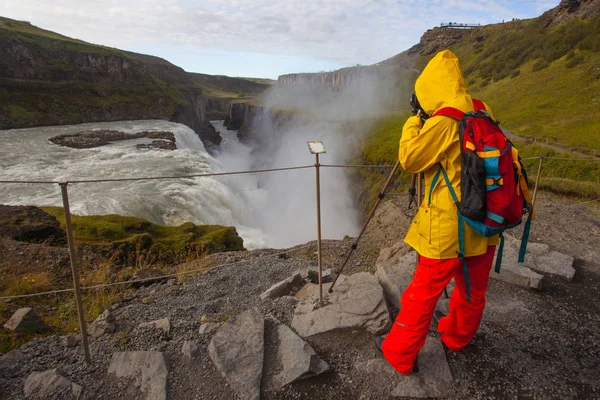 Mujer turista feliz en ropa brillante y abrigo amarillo, disfrutando — Foto de Stock