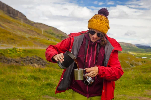 Jovem mulher fazendo comida na Islândia viagem — Fotografia de Stock
