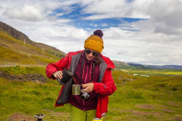 Jovem mulher fazendo comida na Islândia viagem — Fotografia de Stock
