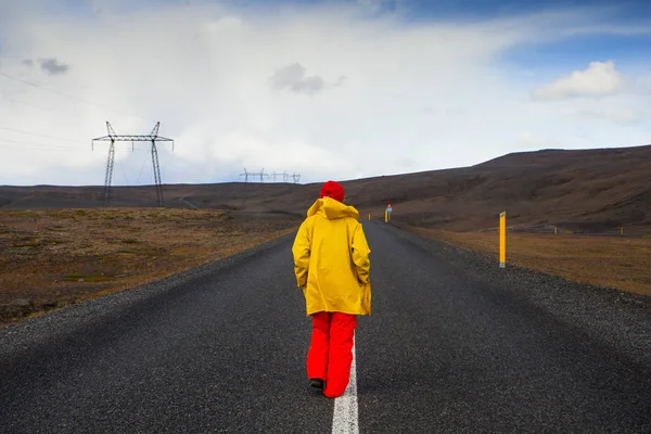 Happy tourist woman in bright clothes and yellow coat , enjoying — Stock Photo, Image