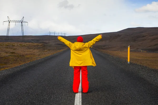 Happy tourist woman in bright clothes and yellow coat , enjoying — Stock Photo, Image