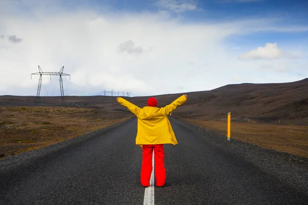 Happy tourist woman in bright clothes and yellow coat , enjoying — Stock Photo, Image