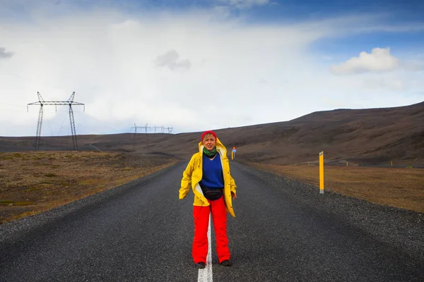 Felice turista donna in abiti luminosi e cappotto giallo, godendo — Foto Stock