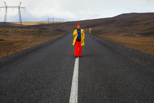 Onnellinen turisti nainen kirkkaat vaatteet ja keltainen takki, nauttia — kuvapankkivalokuva