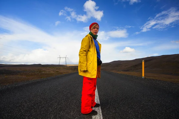 Felice turista donna in abiti luminosi e cappotto giallo, godendo — Foto Stock