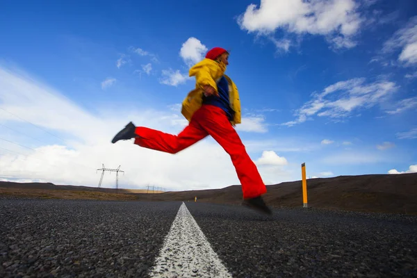 Happy tourist woman in bright clothes and yellow coat , enjoying — Stock Photo, Image