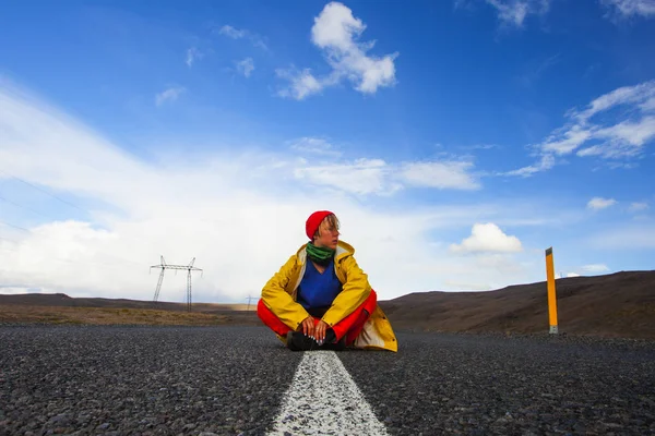 Felice turista donna in abiti luminosi e cappotto giallo, godendo — Foto Stock