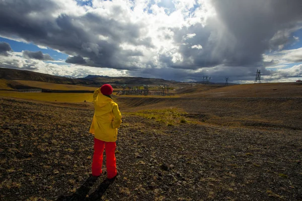 Felice turista donna in abiti luminosi e cappotto giallo, godendo — Foto Stock