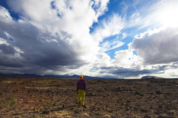 Glückliche Touristin in hellem Mantel, die das Reisen in Island genießt — Stockfoto