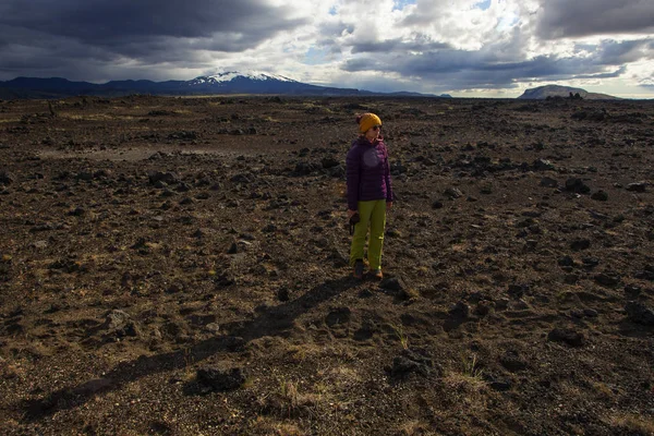 Felice donna turistica in cappotto luminoso, godendo di viaggiare Islanda — Foto Stock