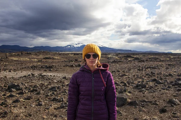 Mulher turística feliz em casaco brilhante, gostando de viajar Islândia — Fotografia de Stock
