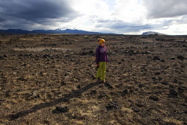 Glad turist kvinna i ljusa kappa, njuter resor Island — Stockfoto