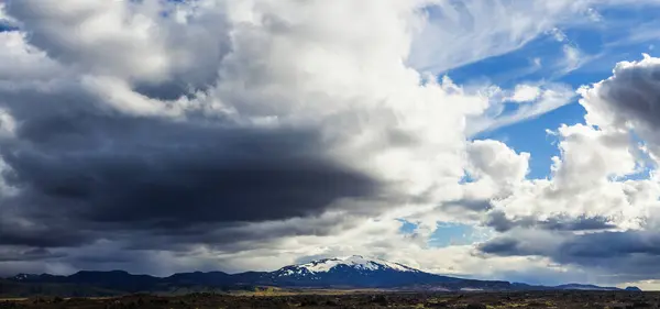 Utsikt med vulkanen på Island — Stockfoto