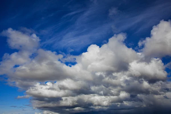 Moln med blå himmel — Stockfoto