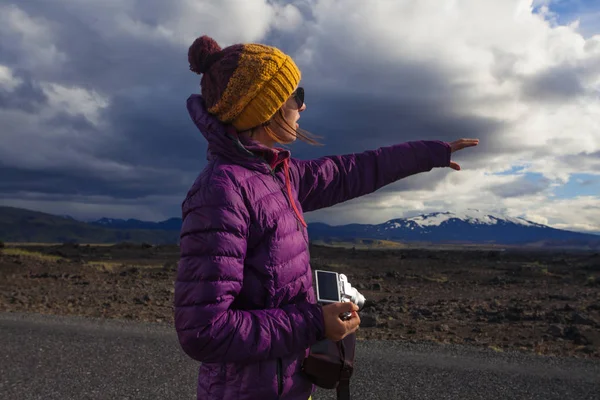 Mulher turística feliz em casaco brilhante, gostando de viajar Islândia — Fotografia de Stock