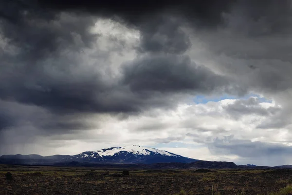 アイスランドの火山を表示します。 — ストック写真