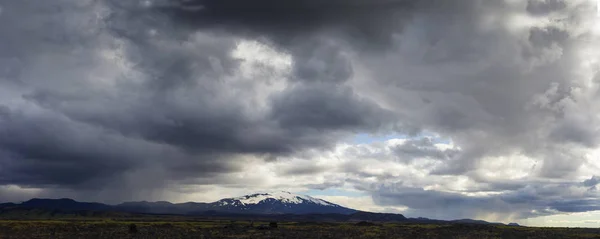 Vista con volcán en Islandia — Foto de Stock