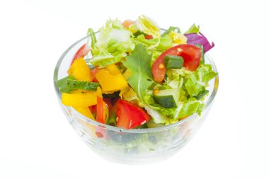 Beyaz arka planda izole taze sağlıklı sebze salatası