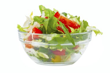 Beyaz arka planda izole taze sağlıklı sebze salatası
