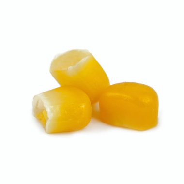 Beyaz arka planda konserve mısır