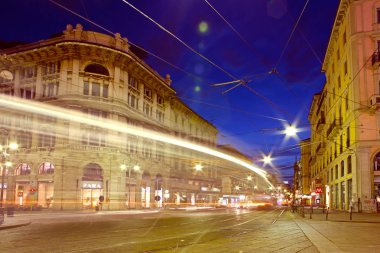 Milano, İtalya - 5 Eylül: 5 Eylül 2012 akşamı Katedral Kubbesi yakınında gece traddic. 3 Ağustos 1778'de açıldı.. 
