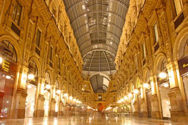 Milan, İtalya - 2 Eylül: Galleria Vittorio Emanuele Ii Eylül'de 2, 2012 Milano. 1865 ve 1877 yılları arasında Giuseppe Mengoni tarafından tasarlanmış ve inşa edilmiş dünyanın en eski alışveriş merkezlerinden biridir.. 