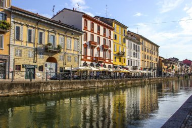 Milan, İtalya - 15 Ağustos 2015: Turist Naviglio Grande kanal suyolu Milan İtalya 