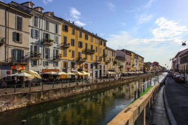 Milan, İtalya - 15 Ağustos 2015: Turist Naviglio Grande kanal suyolu Milan İtalya 