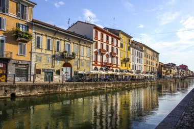 Milan, İtalya - 15 Ağustos 2015: Turist Naviglio Grande kanal suyolu Milan İtalya 