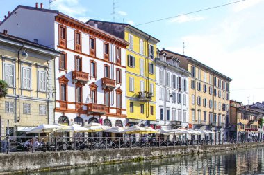 Milan, İtalya - 15 Ağustos 2015: Turist Naviglio Grande kanal suyolu Milan İtalya 