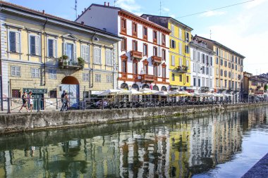 Milan, İtalya - 15 Ağustos 2015: Turist Naviglio Grande kanal suyolu Milan İtalya 