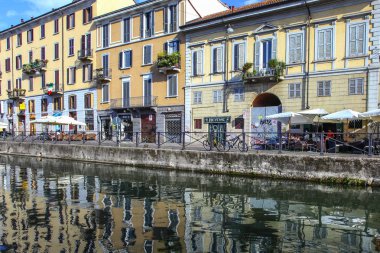Milan, İtalya - 15 Ağustos 2015: Turist Naviglio Grande kanal suyolu Milan İtalya 