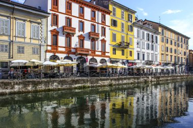 Milan, İtalya - 15 Ağustos 2015: Turist Naviglio Grande kanal suyolu Milan İtalya 