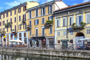 Milan, İtalya - 15 Ağustos 2015: Turist Naviglio Grande kanal suyolu Milan İtalya 